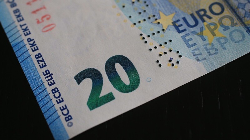 urch drei neue Merkmale, das Porträt-Wasserzeichen, das Porträt-Hologramm und die Smaragdzahl - sind die Geldscheine dieser zweiten Euro-Banknotenserie fälschungssicherer.