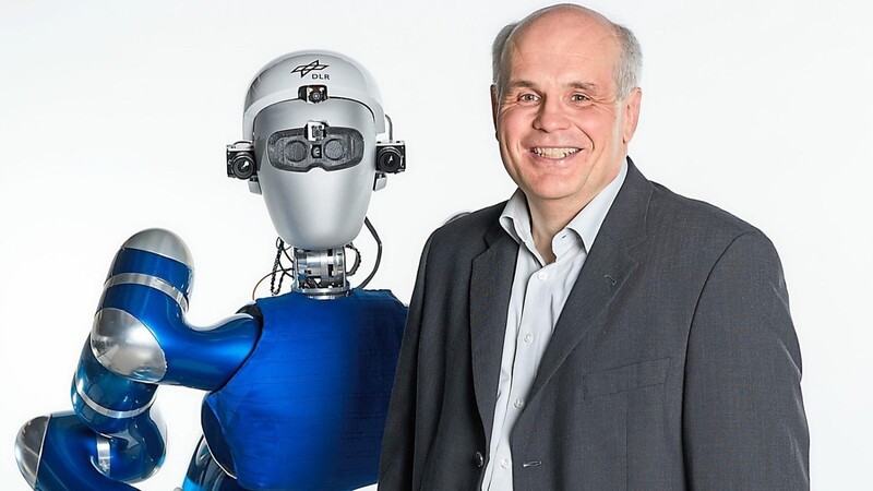 Prof. Berthold Bäuml mit "seinem" humanoiden Roboter.