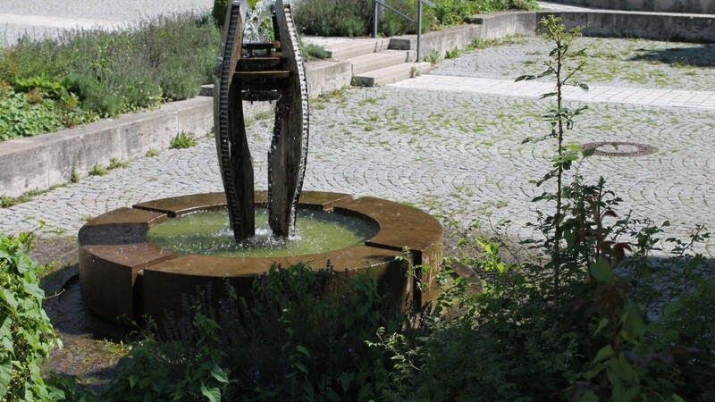 Der Brunnen als wichtiges Gestaltungselement am Further Dorfplatz.