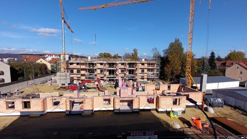 Schon deutliche Fortschritte macht der Rohbau für die neuen Wohngebäude an der Stettiner Straße in Vilsbiburg. Wie und wann es allerdings mit den Neubauten weitergeht, ist nach den Worten von Geschäftsführer Werner Buchner angesichts der aktuellen Krisen nicht seriös vorhersagbar.