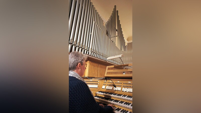 Christine Fürbaß ist Organistin in St. Konrad - und kämpft immer wieder aufs Neue mit der Unzuverlässigkeit der alten Orgel.