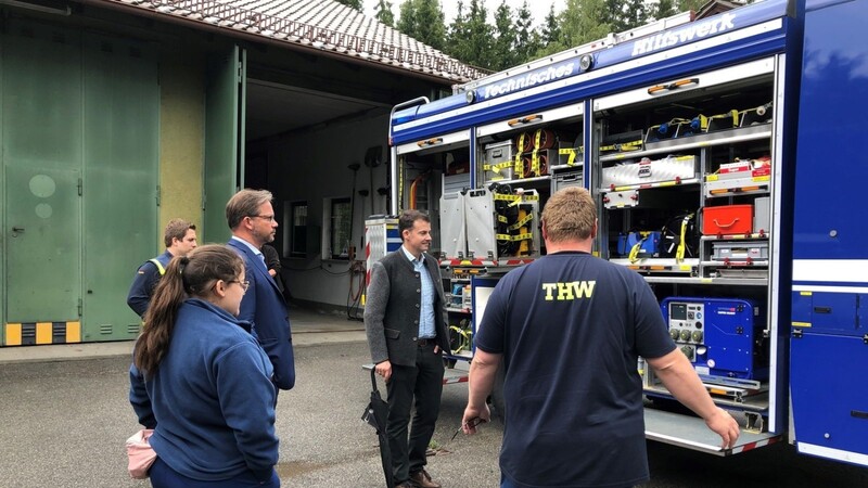 Der Parlamentarische Staatssekretär Florian Pronold zu Besuch beim THW Mallersdorf. Er hat sich vor Ort über die Zusammenarbeit von Bund und Land während des Corona-Katastrophenfalls informiert.