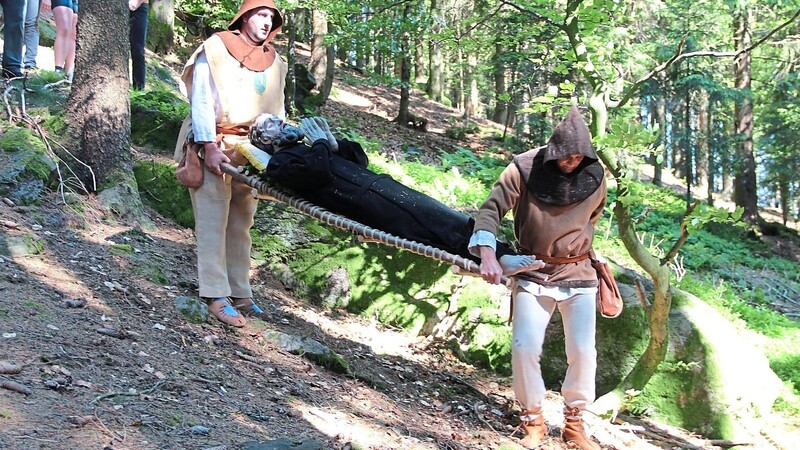 Höhepunkt des religiösen Spiels ist die Auffindung des Leichnams, dargestellt als Holzfigur, im Wald.