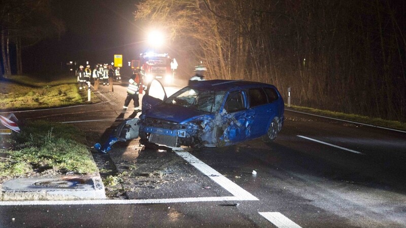 Auf der B11 bei Tiefenbach sind am Donnerstag zwei Autos frontal zusammengestoßen. Beide Fahrer wurden verletzt.