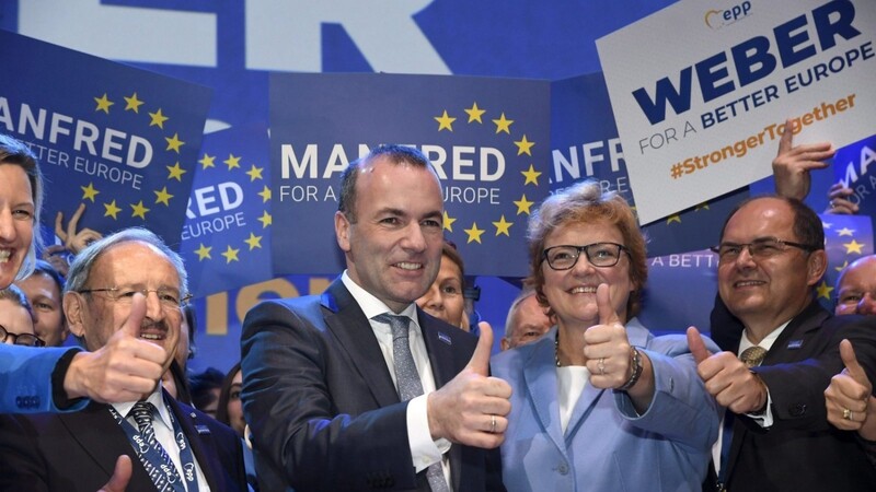 Manfred Weber (M.) feiert mit seinen Unterstützern die Wahl zum EVP-Spitzenkandidaten.