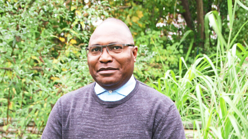 Der neue Pfarrvikar Yves Lucien Evaga Ndjana ist seiner Heimat Kamerun zutiefst verbunden. Der Priester beschäftigt sich besonders intensiv mit der Bibel.