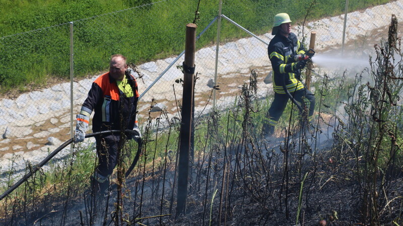 Die Feuerwehren Schlatzendorf und Ayrhof löschen das Feuer.