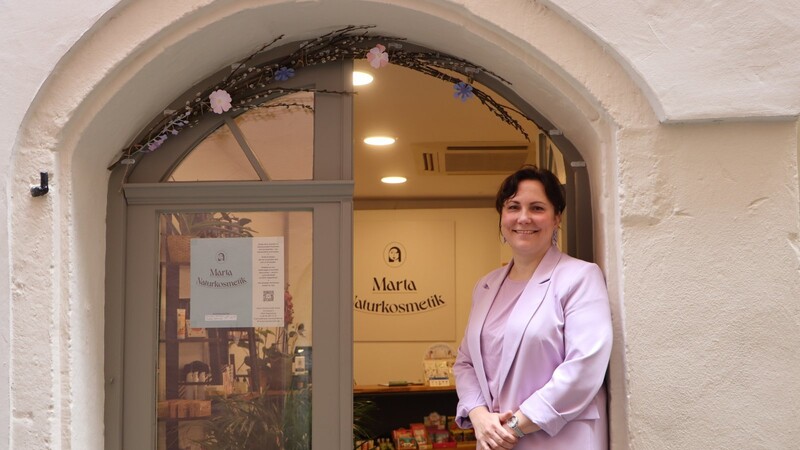 Vor ihrem Laden in der Kramgasse: Maria Müller.