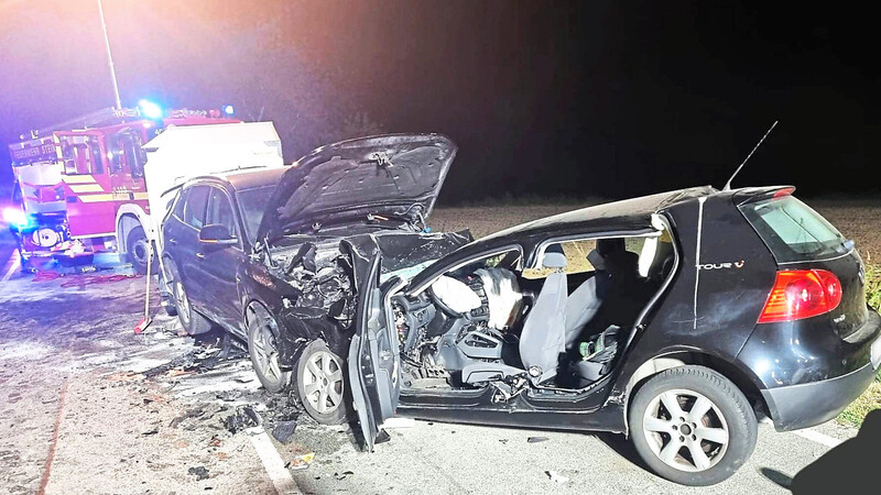 Mit voller Wucht sind die beiden Fahrzeuge frontal zusammengestoßen. Die Wucht des Aufpralls kostete einen 18-jährigen Mitfahrer im VW Golf das Leben.