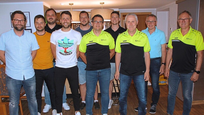 Die neu gewählte Führung der Ränkamer Fußballabteilung, die weiterhin unter Leitung von Christian Mühlbauer (Fünfter von rechts) steht.