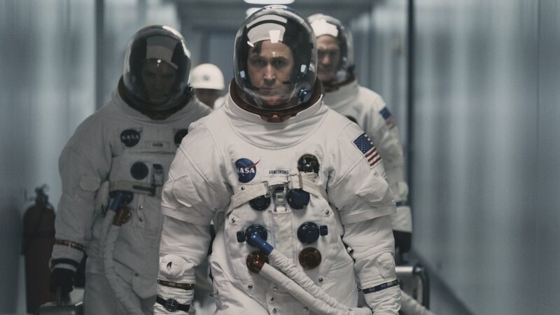 Neil Armstrong (Ryan Gosling) wird als erster Mann den Mond betreten. Doch auf der Erde hat er mit großen persönlichen Problemen zu kämpfen.