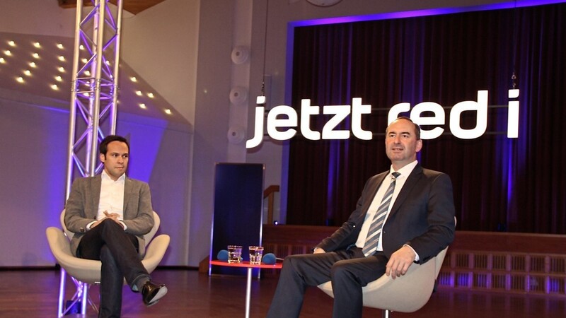 Antworteten in Roding auf die Fragen aus dem Publikum: Hubert Aiwanger, der Chef der Freien Wähler (rechts), und Martin Hagen, der Vorsitzende der FDP-Fraktion.