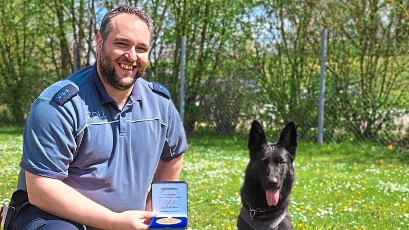 Stolz wie Bolle: Zollhund Cati mit ihrem Zollhundeführer Philipp H. holten sich die Gold-Medaille.