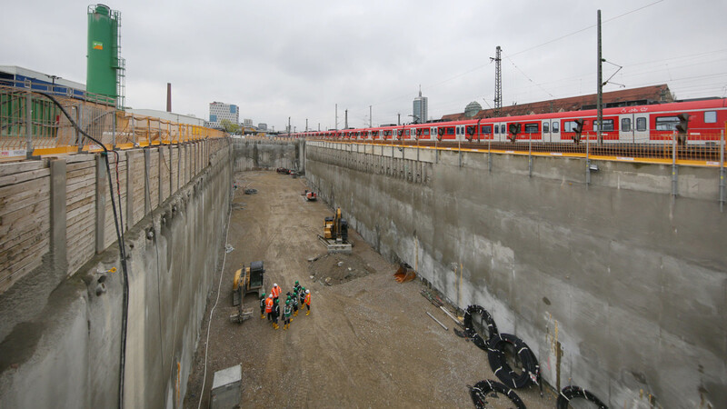 Die Grube, wo die Tunnelbohrer einmal zusammengebaut werden sollen, Blick Richtung Innenstadt. Im Hintergrund sind Bohrlöcher angezeichnet.