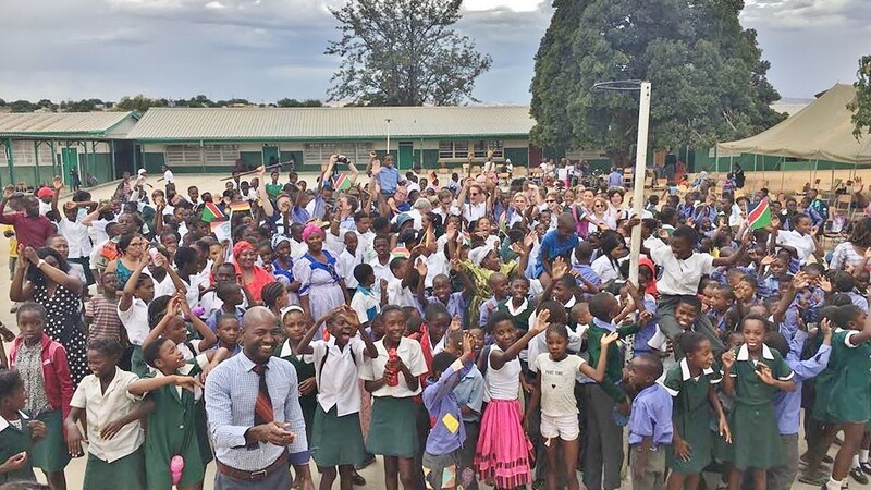 Mit verhältnismäßig wenig Mitteln können in afrikanischen Ländern Dorfschulen errichtet werden. Rechts die Eröffnung einer Schule in Namibia im Rahmen der Initiative.