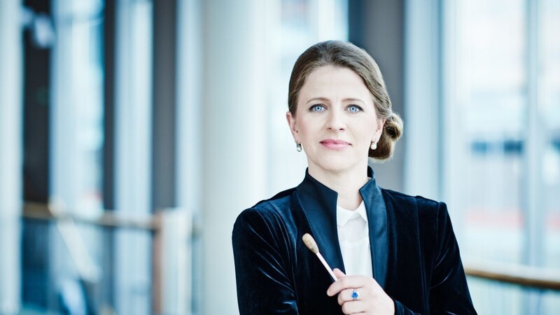 Kristiina Poska stammt aus Estland. 1998 gründete sie den Chor Nimeta ("Namenlos"). Sie studierte in Tallinn und Berlin. Von 2013 bis Juli 2016 war Poska Kapellmeister an der Komischen Oper, seither arbeitet sie international als Gastdirigentin.