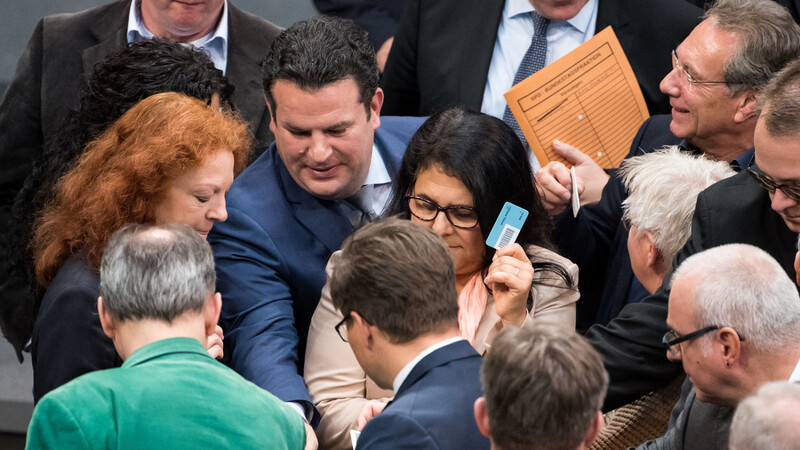 Mit den Stimmen der Regierungskoalition hat der Bundestag das Rentenpaket von Arbeits- und Sozialminister Hubertus Heil (M.) verabschiedet.