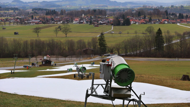 Ein von einer Schneekanone produzierter Schneehaufen liegt am 16.12.2015 auf der grünen Skipiste des Falkenliftes am Tegelberg bei Hohenschwangau (Bayern). Die Landtags-SPD kritisiert die staatliche Förderung von Schneekanonen und warnt vor schweren Umweltschäden.