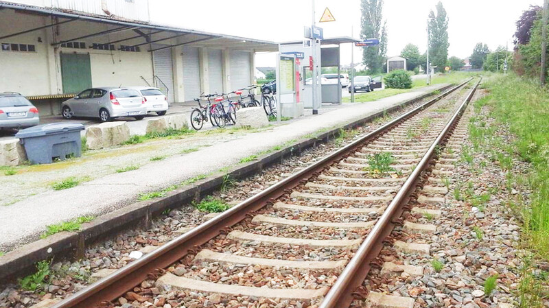 Der Bahnsteig in Ittling soll bald bessere Tage sehen und von Grund auf saniert werden.  Foto: Bahn AG