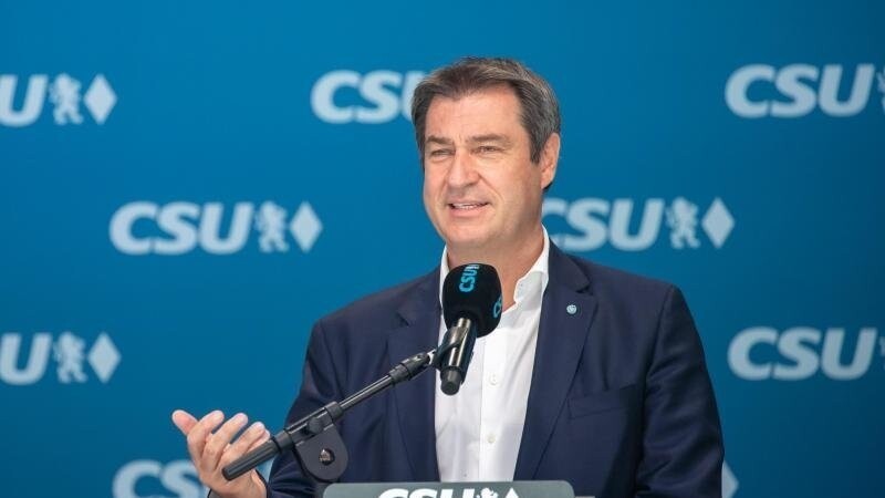 Markus Söder (CSU), Bayerns Ministerpräsident, spricht zur Bundestagslistenaufstellung auf einer Bühne im Frankenstadion.