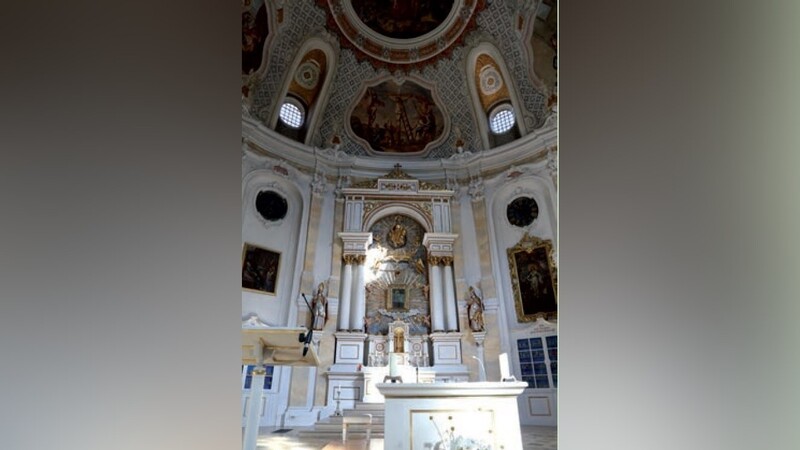 Rokoko-Kleinod: Der Blick auf den Hochaltar der herrlichen Freisinger Wieskirche.