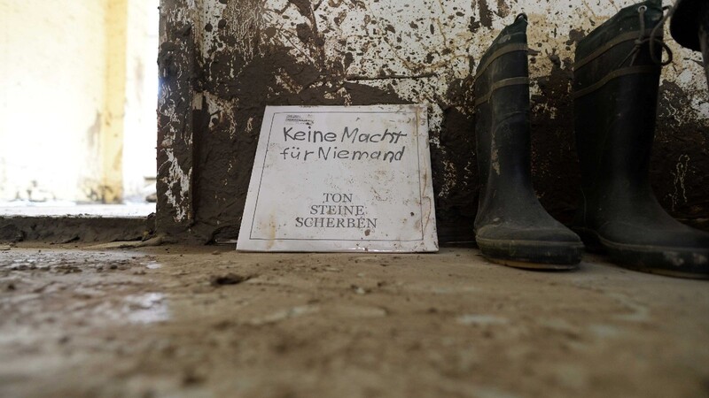 Die einzige Schallplatte, die das Hochwasser unbeschadet überlebt hat, "Keine Macht für Niemand" der Band Ton, Steine, Scherben, lehnt am 5. Juni im komplett zerstörten Plattenladen von Georg Mitterer in Simbach am Inn neben Gummistiefeln an einer Wand.