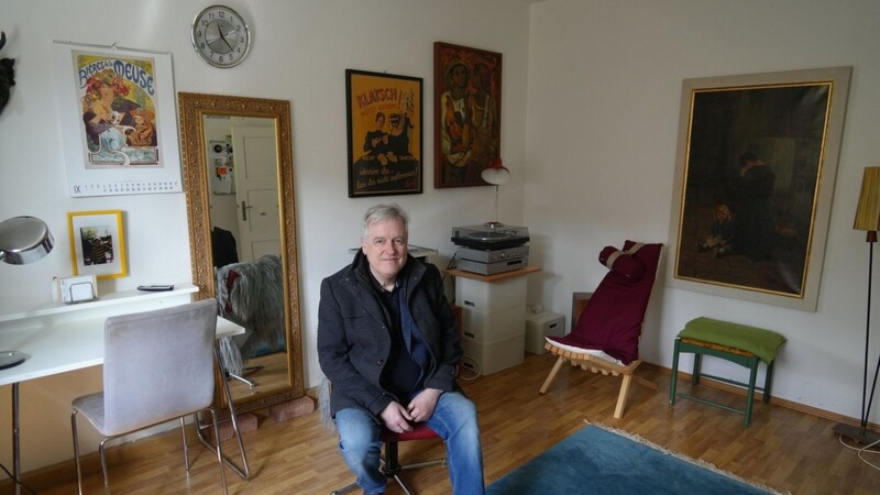 Thomas Kubisch in seiner Wohnung im Hohenzollernkarree. Er zahlt 720 Euro kalt, weil die Stadt sein Haus kauft, kann er darauf hoffen, dass das so bleibt.