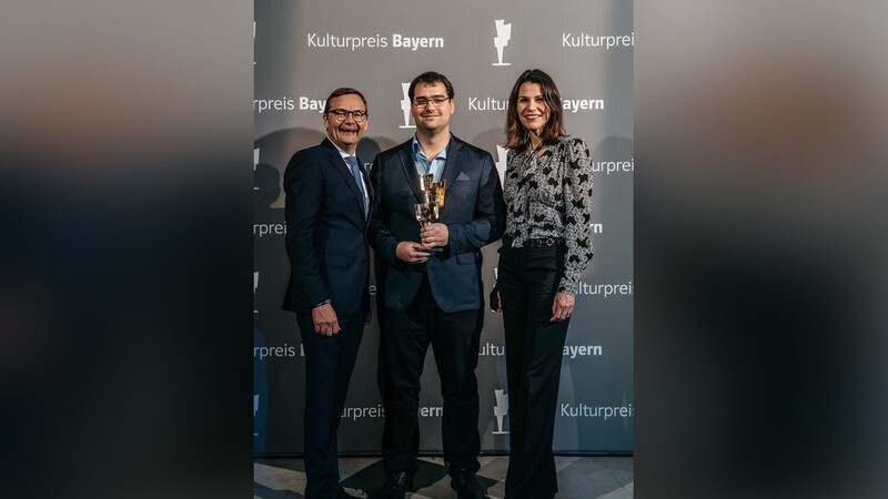 Der aus Bruckberg bei Landshut stammende Sebastian Thomeczek (Mi.) ist am Donnerstagabend im Münchner Kesselhaus mit dem Kulturpreis Bayern ausgezeichnet worden.