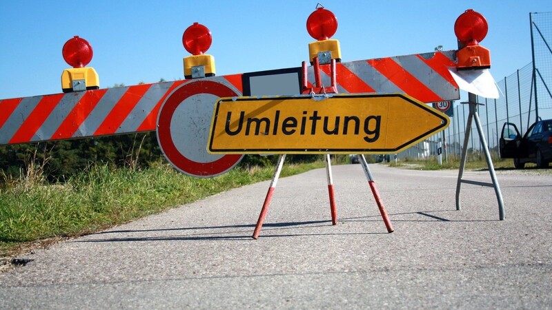 Die Gemeindeverbindungsstraße zwischen Angern und Rieb (Gemeindegebiet Hemau) muss vom 14. bis 16. November vollständig für den Verkehr gesperrt werden. (Symbolbild)