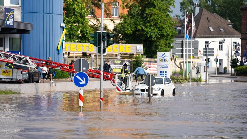 Teile des Ortskerns von Ansbach standen am Freitag durch die starken Regenfälle unter Wasser. Auch in vielen anderen Teilen Frankens kam es zu wetterbedingten Notfällen.