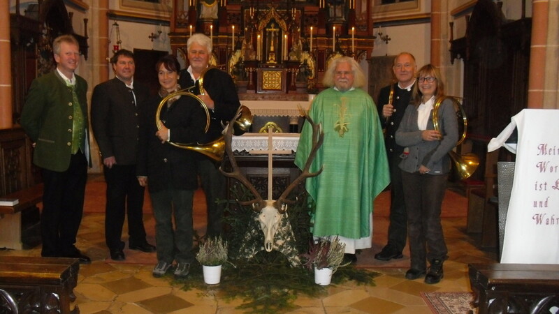 Die Jagdhornbläser nach ihrem Auftritt in der Kirche von Seyboldsdorf, zusammen mit Pfarrer Peter König und dem Vorsitzenden der Jahgsverbands-Kreisgruppe, Hans Brenninger.