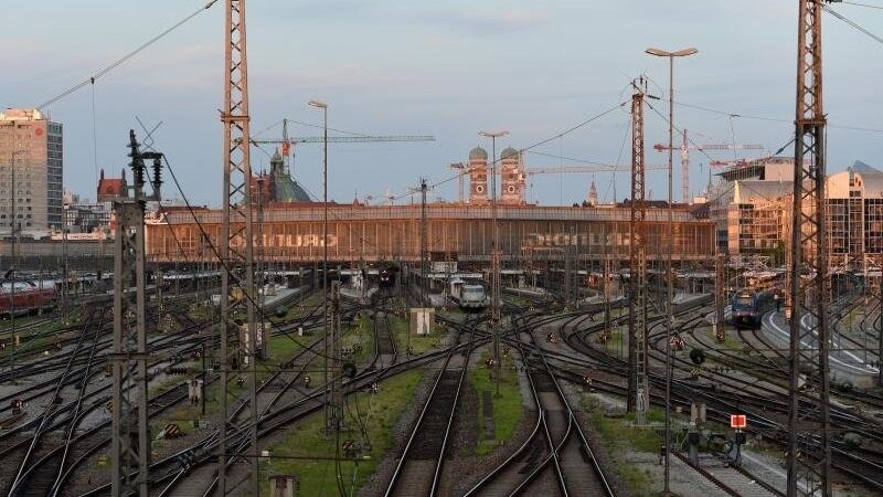 Leere Gleise sind am Münchner Hauptbahnhof zu sehen.