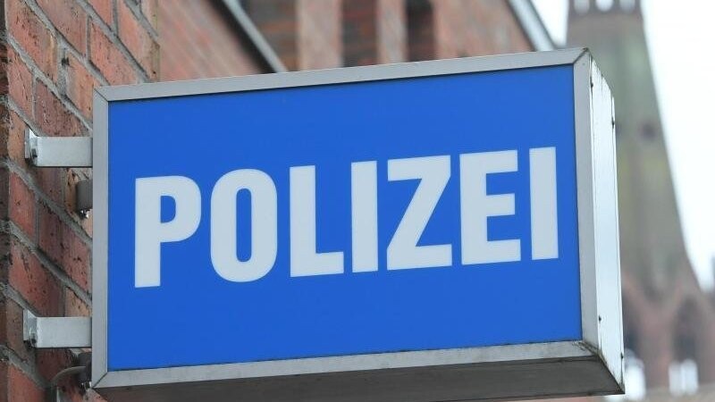 Ein Schild mit dem Schriftzug "Polizei" hängt an einer Polizeiwache.