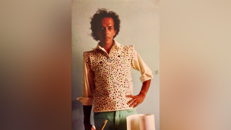 Hamid Zénati: Porträt in selbstgestalteter Kleidung in den 1970er Jahre.