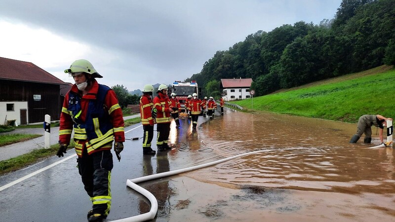 Die Einsatzkräfte kämpfen an der B388 bei Brombach im Kreis Rottal-Inn gegen die Überschwemmungen.