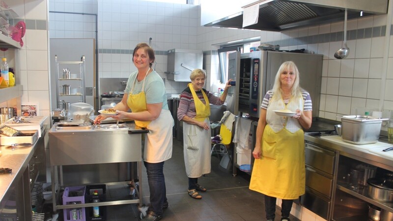 Hochbetrieb an der Küche am RSG: Es gibt Nudeln mit Hackfleischsoße, Germknödel und Potato Wedges - Heidi Engl, Christa Engl und Claudia Liebl sind für den großen Schüleransturm gerüstet.