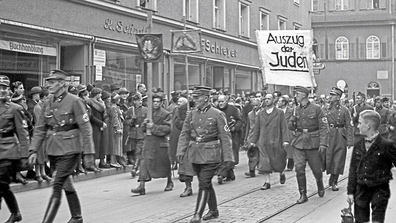 Begleitet von Schaulustigen wurden die Juden am 10. November 1938 beim sogenannten Schandmarsch durch die Maximiliansstraße getrieben.