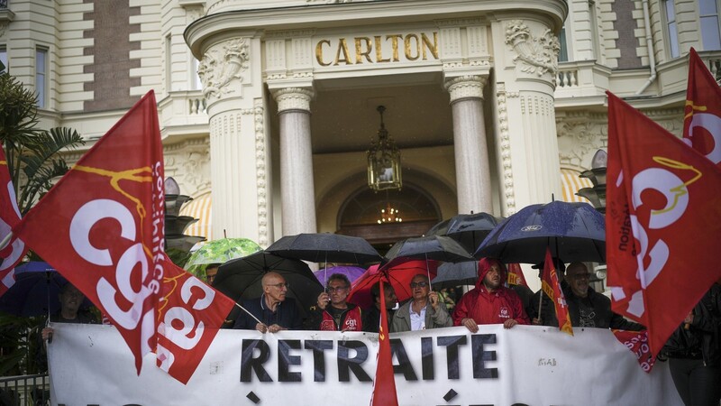 Hotelangestellte protestieren Mitte Mai während der Filmfestspiele in Cannes vor dem Hotel Carlton gegen die Rentenreform. Mit dem Widerstand gegen die unpopuläre Reform "wird es nie vorbei sein", sagte zuletzt der Chef der Gewerkschaft CFE-CGC.