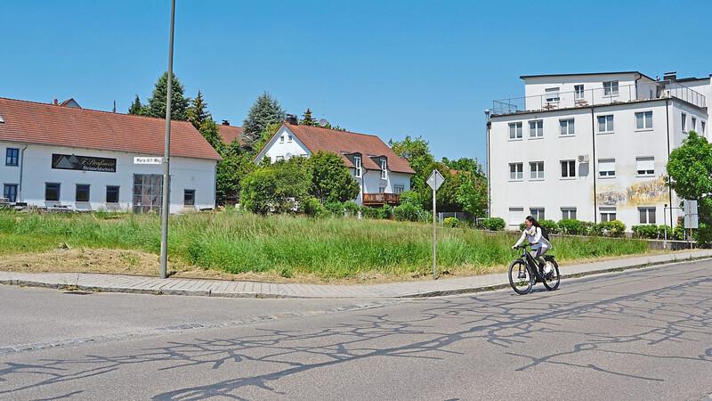 An der Ecke Mainburger Straße/Maria-Hilf-Weg soll ein Wohn- und Geschäftshaus mit elf Wohnungen und zwei Läden errichtet werden. Der Bauausschuss des Marktrats stimmte dem Antrag auf Vorbescheid zu.