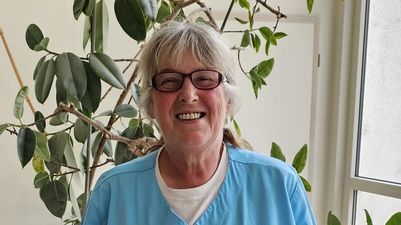 Nach 47 Jahren geht Krankenschwester Anna Genau (63) am Freitag in Rente. Sie ist Abteilungsleiterin und zuständig für drei Stationen: Gynäkologie, Unfallchirurgie und Kardiologie.