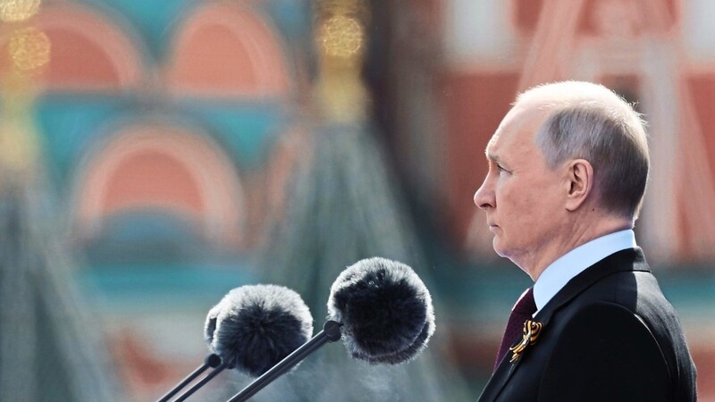 Der russische Präsident Wladimir Putin hält eine Rede während der Militärparade zum Tag des Sieges über Nazi-Deutschland am 9. Mai auf dem Roten Platz in Moskau.