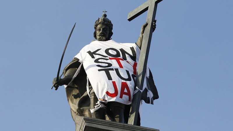 Das Foto aus dem Jahr 2018 zeigt die Statue von König Sigismund III. in Warschau, auf der Demonstranten gegen die Justizreform ein Tuch mit der polnischen Aufschrift "Verfassung" umgelegt haben.