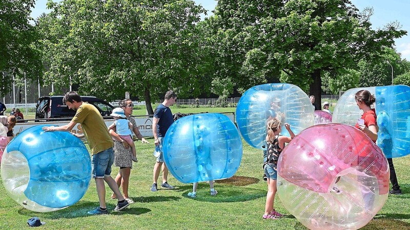 Beim "Bubble-Event" schlüpften die Teilnehmer in eine aufblasbare Kugel.