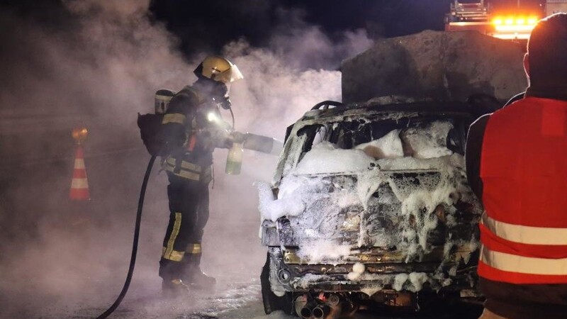 Trotz der Bemühungen der Feuerwehr brannte der Wagen aus.