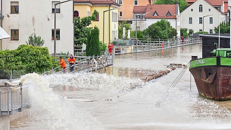 Nur noch über Stege konnten Anwohner in der Werftstraße ihre Häuser erreichen, nachdem diese überflutet wurde.