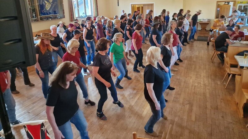 Über 100 Line Dancer verschiedener Gruppen aus nah und fern waren zur Tanzparty nach Moosbach gekommen.