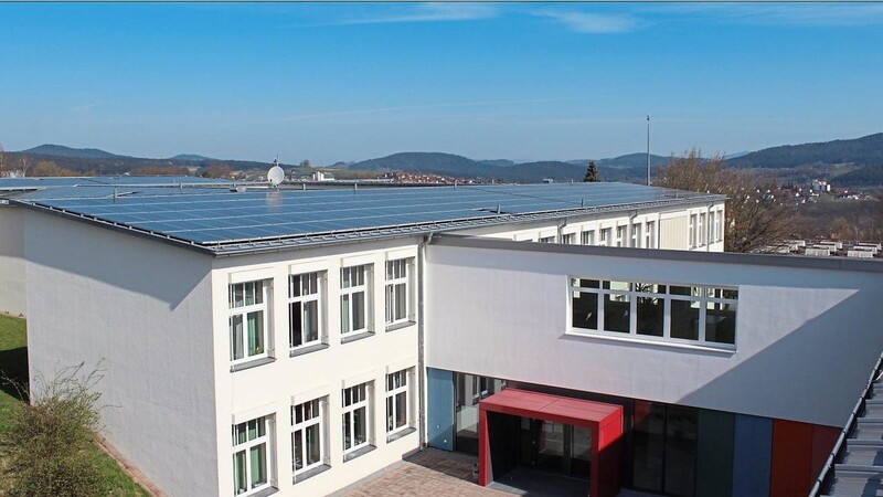 Nasse Flächen im Bereich der Photovoltaikanlagen auf der der Grund- und Mittelschule wurden festgestellt.