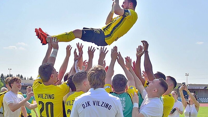 Nach seinem letzten Spiel im Trikot der DJK Vilzing feierten seine Mitspieler Christoph Schwander.