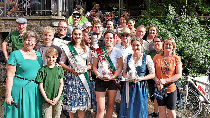 Jede Menge freudiger Überraschungen und glückliche Gewinner brachte die Siegerehrung durch zweite Bürgermeisterin Hannelore Langwieser (links) und die anwesenden Königinnen mit sich.