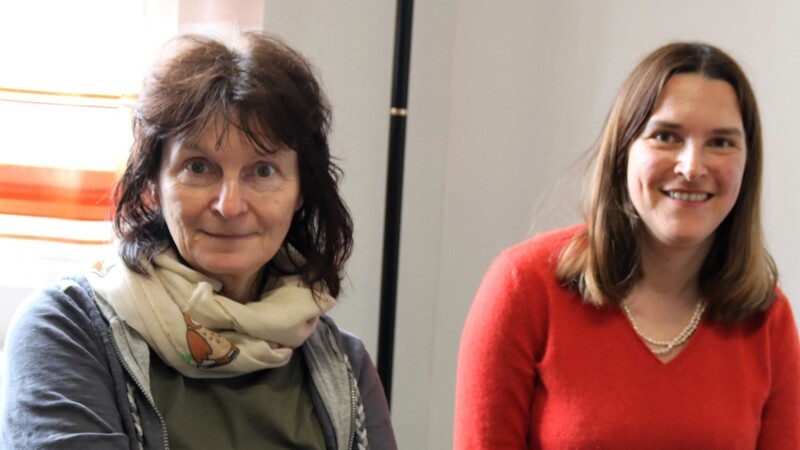 Angelika Betz (links) und Michela Celant haben neue Angebote für suchtkranke Menschen und ihre Angehörigen vorbereitet.